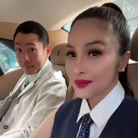 Sandra juga terlihat beberapa kali melakukan wefie di dalam mobil mewahnya itu bersama sang suami, Harvey Moeis. Tampil dengan makeup mata yang cukup tebal, Sandra menatap ke arah kamera. Foto: Instagram/Sandra Dewi