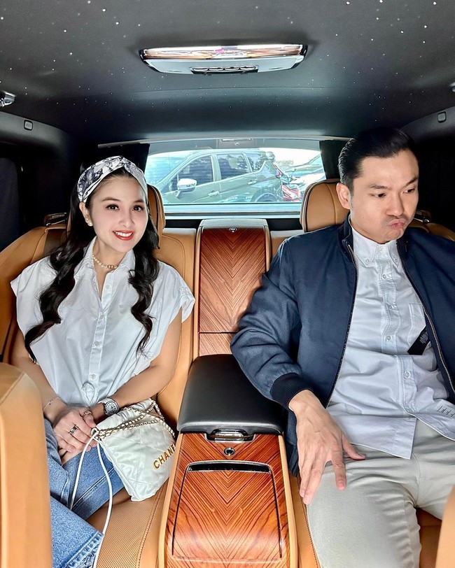 Wanita 40 tahun itu tampaknya memang cukup sering mengendarai Rolls Royce miliknya untuk jalan-jalan. Tampil simpel namun tetap mewah, Sandra memilih mengenakan kemeja putih dipadukan dengan celana jeans dan headband. Ia kemudian melengkapi penampilannya dengan tas Chanel 22 Mini Bag putih yang harganya mencapai Rp 80 juta. Foto: Instagram/Sandra Dewi