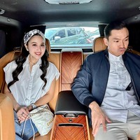 Wanita 40 tahun itu tampaknya memang cukup sering mengendarai Rolls Royce miliknya untuk jalan-jalan. Tampil simpel namun tetap mewah, Sandra memilih mengenakan kemeja putih dipadukan dengan celana jeans dan headband. Ia kemudian melengkapi penampilannya dengan tas Chanel 22 Mini Bag putih yang harganya mencapai Rp 80 juta. Foto: Instagram/Sandra Dewi