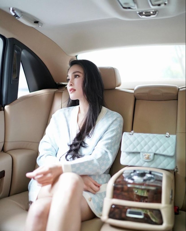 Tak kalah mewah namun tetap simpel, kali ini Sandra tampak membawa koleksi tas mewah Chanel miiliknya. Harga tas mewahnya itu juga diperkirakan tak kalah fantastis, bisa mencapai puluhan hingga ratusan juta. Foto: Instagram/Sandra Dewi