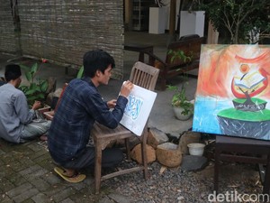 Ngabuburit ala Santri Kudus, Belajar Kaligrafi-Hasilnya untuk Oleh-oleh Mudik