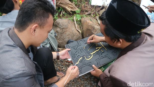 Santri di Kudus belajar kaligrafi sambil menunggu waktu berbuka puasa, Selasa (2/4/2024).