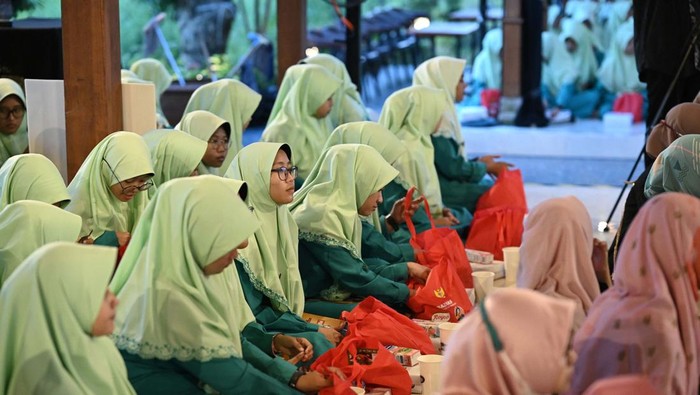 2.500 santri dan santri putri di Pondok Pesantren Modern Al Amanah Junwangi, Jatim, gelar buka puasa bersama. Begini suasananya.