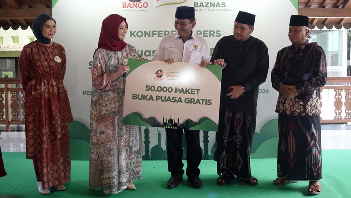 2.500 santri dan santri putri di Pondok Pesantren Modern Al Amanah Junwangi, Jatim, gelar buka puasa bersama. Begini suasananya.