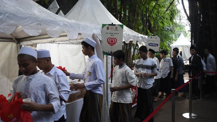 2.500 santri dan santri putri di Pondok Pesantren Modern Al Amanah Junwangi, Jatim, gelar buka puasa bersama. Begini suasananya.