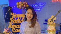 Wanita kelahiran 2002 ini memang sejak lama ingin meniti karir sebagai penyanyi. Selain bernyanyi, ia juga beberapa kali memamerkan momen saat makan. Foto: Instagram @amandacaesa