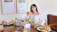Salah satunya ketika Amanda menikmati sarapan ala Amerika di Fenosa Seminyak Villa di Bali. Sepiring sarapan itu  tediri dari roti panggang, scrambled egg, sosis, hinnga salad. Foto: Instagram @amandacaesa