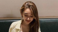 Pada suatu momen, Amanda Caesa memamerkan kegiatannya saat makan hot pot. Sudah ada tumpukan daging slice yang siap dimasak.  Foto: Instagram @amandacaesa