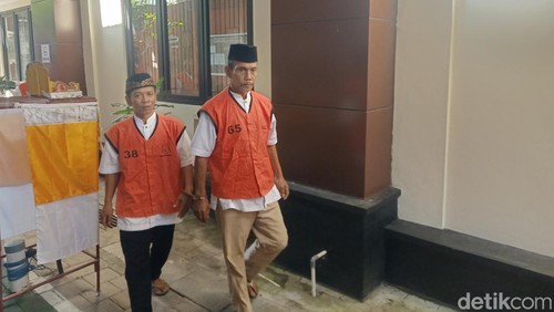 Hariyanto (51), seorang dukun cabul yang menipu korbannya dengan modus tumbal perawan (memakai rompi tahanan paling kiri) untuk menghadiri persidangan di Pengadilan Negeri (PN) Negara, Selasa (2/4/2024). (I Putu Adi Budiastrawan/detikBali).