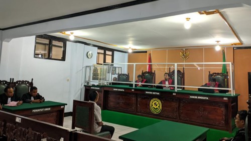 Terdakwa TPPO Leonardus Jangkur  divonis lima tahun penjara dan denda Rp 350 juta dalam sidang yang digelar di Pengadilan Negeri Ruteng, Manggarai, NTT, Selasa (2/4/2024). (Dok. Kejari Manggarai)