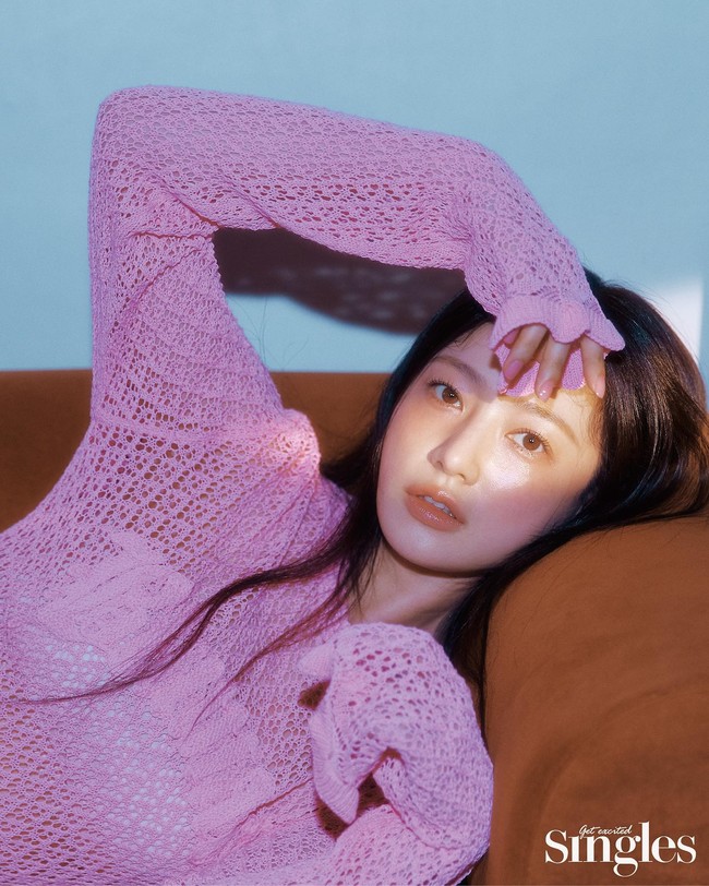 Informasi terbaru menyoroti Song Ha Yoon terungkap pernah dikeluarkan dari sekolah. Hal itu telah dibenarkan agensi bahwa Ha Yoon pindah sekolah ke SMA Banpo karena kasus bullying. Tapi kasus itu disebut tidak berhubungan dengan pelapor. Foto: Instagram @hayoonsong1202