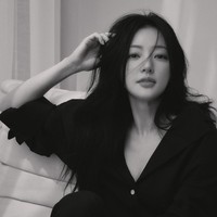 Pihak agensi S sendiri mengatakan aktrisnya sedang berada di luar Korea Selatan. Namun CEO agensi mempertimbangkan aktris S untuk datang ke Amerika Serikat untuk bertemu langsung dengan korban atau korban yang diterbangkan ke Korea.Foto: Instagram @hayoonsong1202