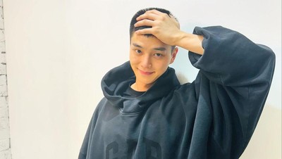 Song Kang Pajang Foto Kepala Plontos