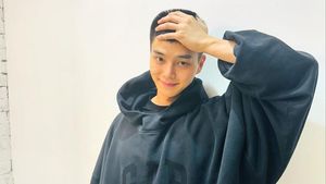 Song Kang Pajang Foto Kepala Plontos