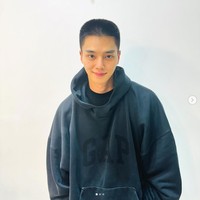 Berselang sehari, Song Kang memulai wajib militernya hari ini, Selasa (2/4/2024). Aktor tampan itu juga membagikan transformasinya setelah mencukur rambut. Foto: dok. Instagram @songkang_b