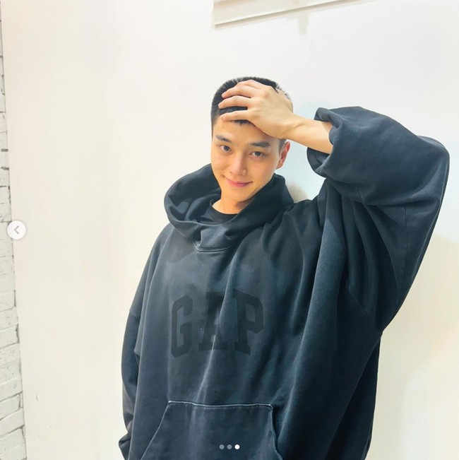 “COWO GUE UDAH BOTAK😭” “ganteng bgt cowo guee,” “walaupun botak tetep ganteng songkangkuuuuuu🔥😍😍” komentar penggemar Song Kang, yang terpana dengan pesonanya sebelum menjalankan tugas negara sebagai tentara. Foto: dok. Instagram @songkang_b