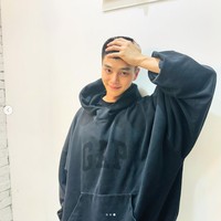 “COWO GUE UDAH BOTAK😭” “ganteng bgt cowo guee,” “walaupun botak tetep ganteng songkangkuuuuuu🔥😍😍” komentar penggemar Song Kang, yang terpana dengan pesonanya sebelum menjalankan tugas negara sebagai tentara. Foto: dok. Instagram @songkang_b