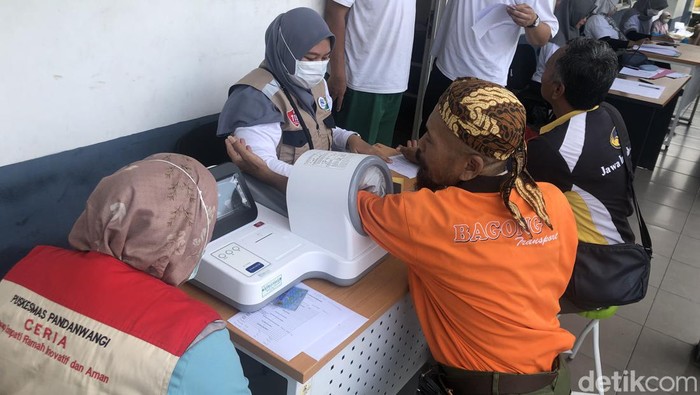 Sopir bus di Terminal Arjosari Malang menjalani pemeriksaan kesehatan dan tes bebas narkoba