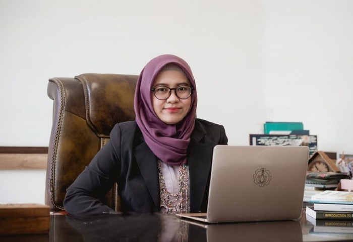 Sri Fatmawati SSi MSc PhD, dosen Departemen Kimia ITS yang berhasil menjadi pemenang Female Science Talents 2024 oleh The Falling Walls Foundation, Jerman