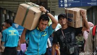 Para calon penumpang hingga porter tampak lalu lalang. 