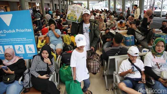 Stasiun Pasar Senen, Jakarta, mulai dipadati pemudik. Tercatat hari ini, Selasa (2/4) ada 19.979 penumpang calon penumpang yang naik dari Stasiun Pasar Senen.