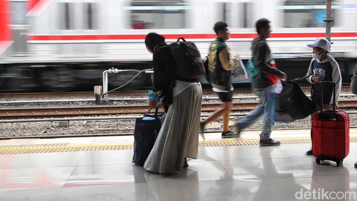 Pemudik dari Stasiun Senen Membludak, Tujuan Favorit ke Kota Surabaya