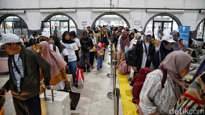 Stasiun Pasar Senen Bergeliat, 19.979 Penumpang Berangkat Mudik