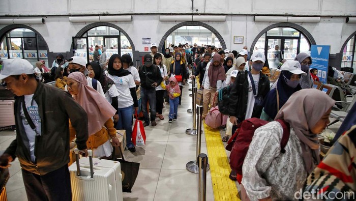 Stasiun Pasar Senen Bergeliat, 19.979 Penumpang Berangkat Mudik Stasiun Pasar Senen, Jakarta, mulai dipadati pemudik. Tercatat hari ini, Selasa (2/4) ada 19.979 penumpang calon penumpang yang naik dari Stasiun Pasar Senen.