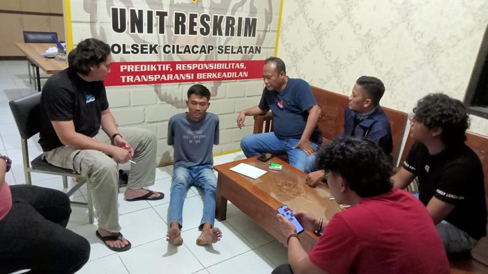 Pelaku penusukan istrinya dengan pisau hingga tewas diamankan petugas kepolisian di Polsek Cilacap Selatan, Selasa (2/4/2024).