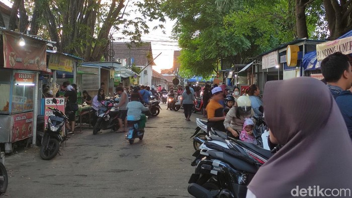 Suasana Pasar Senggol Kodam, Pemogan, Denpasar, menjelang buka puasa, Selasa (2/4/2024). (Rio Raga Sakti)