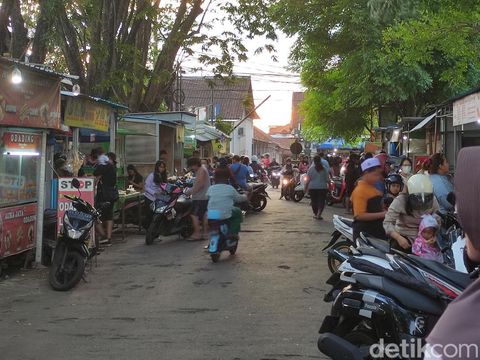 Suasana Pasar Senggol Kodam, Pemogan, Denpasar, menjelang buka puasa, Selasa (2/4/2024). (Rio Raga Sakti) Suasana Pasar Senggol Kodam, Pemogan, Denpasar, menjelang buka puasa, Selasa (2/4/2024). (Rio Raga Sakti)