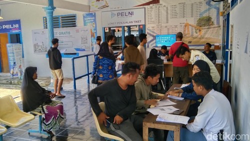 Suasana pendaftaran program mudik gratis Lebaran 2024 di kantor Pelni Cabang Bima, NTB, Selasa (2/4/2024). (Dok. Rafiin/detikBali)