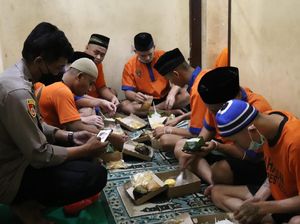 Momen Kebersamaan Tahanan Buka Bareng Polisi di Kota Batu