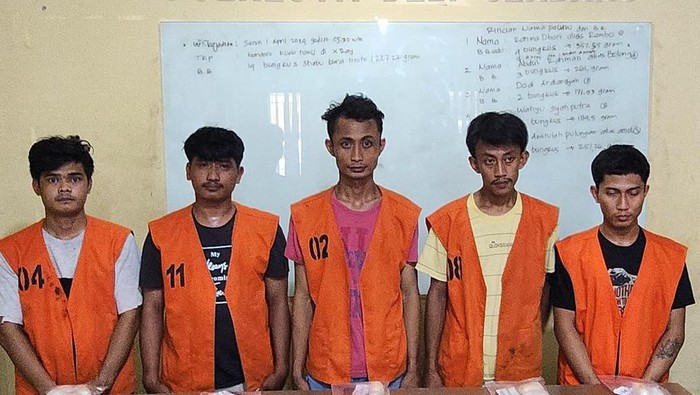 Tampang kelima pelaku yang selundupkan sabu di Bandara Kualanamu. (Dok. Polda Sumut)