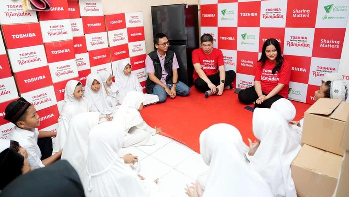 Tak hanya meraih prestasi dalam mengembangkan inovasi dan teknologi, Toshiba juga menunjukkan kepeduliannya dengan menebar sembako ke panti asuhan sebagai bentuk berbagi kebaikan di bulan Ramadan.