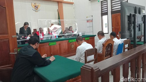 Terdakwa penyerangan Kantor Satpol PP Denpasar menjalani sidang di PN Denpasar, Selasa (2/4/2024). (Aryo Mahendro/detikBali).