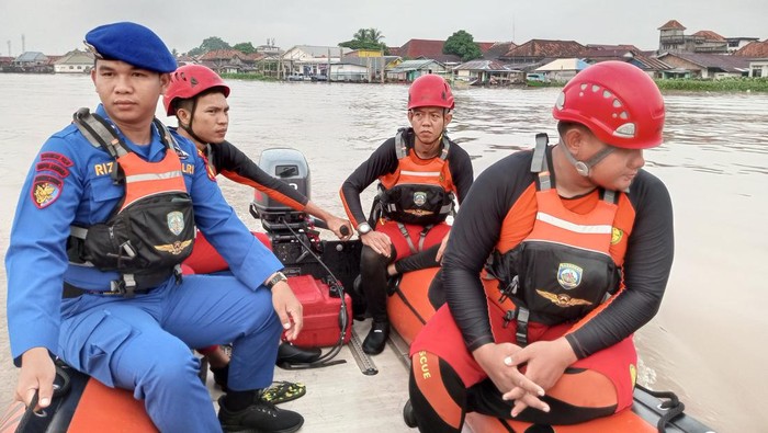 Tim SAR cari korban jukung meledak dan terbakar di Sungai Musi.