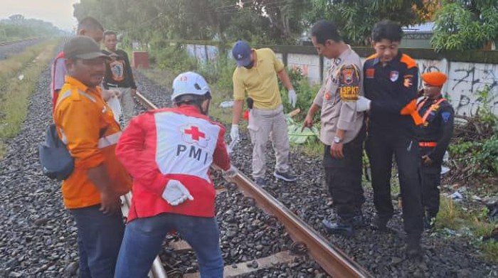 TKP pria misterius tertabrak kereta di perlintasan tanpa palang Semarang, Selasa (2/4/2024).
