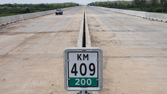 Tol Musi Landas-Pangkalan Balai akan dibuka fungsional Kendaraan roda empat melintas di jalan menuju Jalan Tol Trans Sumatera (JTTS) Ruas Kayu Agung - Palembang - Betung (Kapal Betung) Segmen Musi Landas-Pangkalan Balai di Talang Kemang, Banyuasin, Sumatera Selatan, Selasa (2/4/2024). Untuk membantu mengatasi kepadatan lalu lintas di Jalan Lintas Timur Palembang-Jambi, PT Waskita Sriwijaya Tol membuka jalur Fungsional Situasional (gratis) 1 Arah pada Segmen Musi Landas-Pangkalan Balai sepanjang 22KM mulai 5-16 April 2024 sejak Pukul 07.00 WIB - 17.00 WIB khusus kendaraan golongan 1 (kendaraan pribadi). ANTARA FOTO/Nova Wahyudi/Spt.
*** Local Caption ***