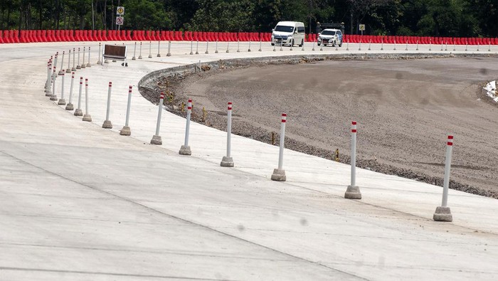 Tol Solo-Yogyakarta Dibuka Fungsional untuk Mudik Lebaran Kendaraan melintasi jalan tol fungsional Solo-Yogyakarta di Klaten, Jawa Tengah, Selasa (2/4/2024). PT Jasamarga Jogja Solo (JMJ) akan membuka jalan tol fungsional Solo-Yogyakarta sepanjang 22 km dari GT Colomadu atau GT Banyudono hingga keluar GT Ngawen, Klaten pada 5-15 April 2024 untuk mendukung kelancaran arus mudik libur Lebaran 2024. ANTARA FOTO/Aloysius Jarot Nugroho/Spt.