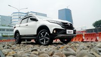 Sentuhan bagian depan New Rush GR Sport yang sebenarnya sudah memiliki karakter SUV yang sangat kuat. Black Glossy Front Grille Ornament memberikan tampilan muka yang lebih segar dan mewah, sementara New Design Black Glossy Front Bumper Spoiler menampilkan kesan yang lebih macho dan tangguh pada bagian depan sebagai signature SUV GR brand. Foto: dok. Toyota-Astra Motor