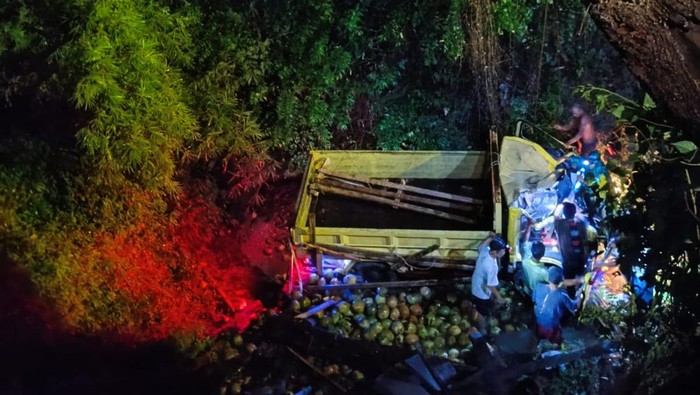 Truk masuk sungai di Cianjur