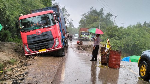 Akses transportasi macet total akibat tronton tergelincir di Jalan Timor Raya Kilometer 17, Desa Biloto, Kecamatan Molo selatan, Kabupaten TTS, NTT, Selasa (2/4/2024). (Dok Satlantas Polres TTS).