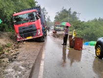 Truk Tronton Tergelincir, Jalur TTS ke Kupang Macet Total