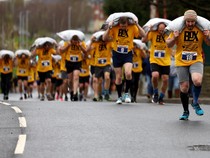 Uniknya Lomba Lari Sambil Pikul Karung Batu Bara di Inggris