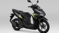 Selanjutnya Honda Vario 125 tipe CBS, pilihan warna terbaru Sporty Matte Black. Warna itu hadir melalui sentuhan hitam dan striping terbaru berwarna kuning, dilengkapi dengan velg berwarna hitam. Foto: PT Astra Honda Motor
