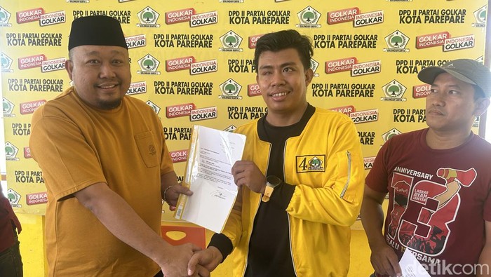 Wakil Ketua Bidang Pemilu Golkar Parepare Fadly Agus Mante saat menyerahkan surat pengunduran diri di kantor DPD II Golkar Parepare, Selasa (2/4/2024).