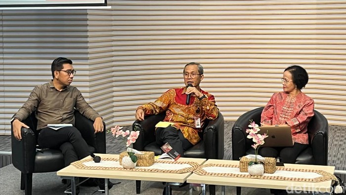 Wakil Ketua KPK Alexander Marwata (tengah)