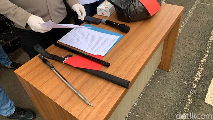 Wanita berinisial ND (43) ditangkap terkait pembunuhan penjaga toko di Kelapa Dua, Tangerang. Senjata tajam jenis pedang salah satu barang bukti yang disita. (Taufiq/detikcom)