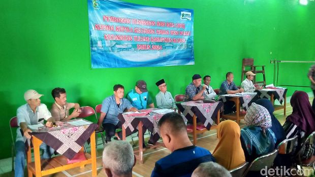Warga Desa Wunut, Kecamatan Tulung, Klaten antre pembagian THR yang dibagikan oleh Pemdes setempat, Selasa (2/4/2024).